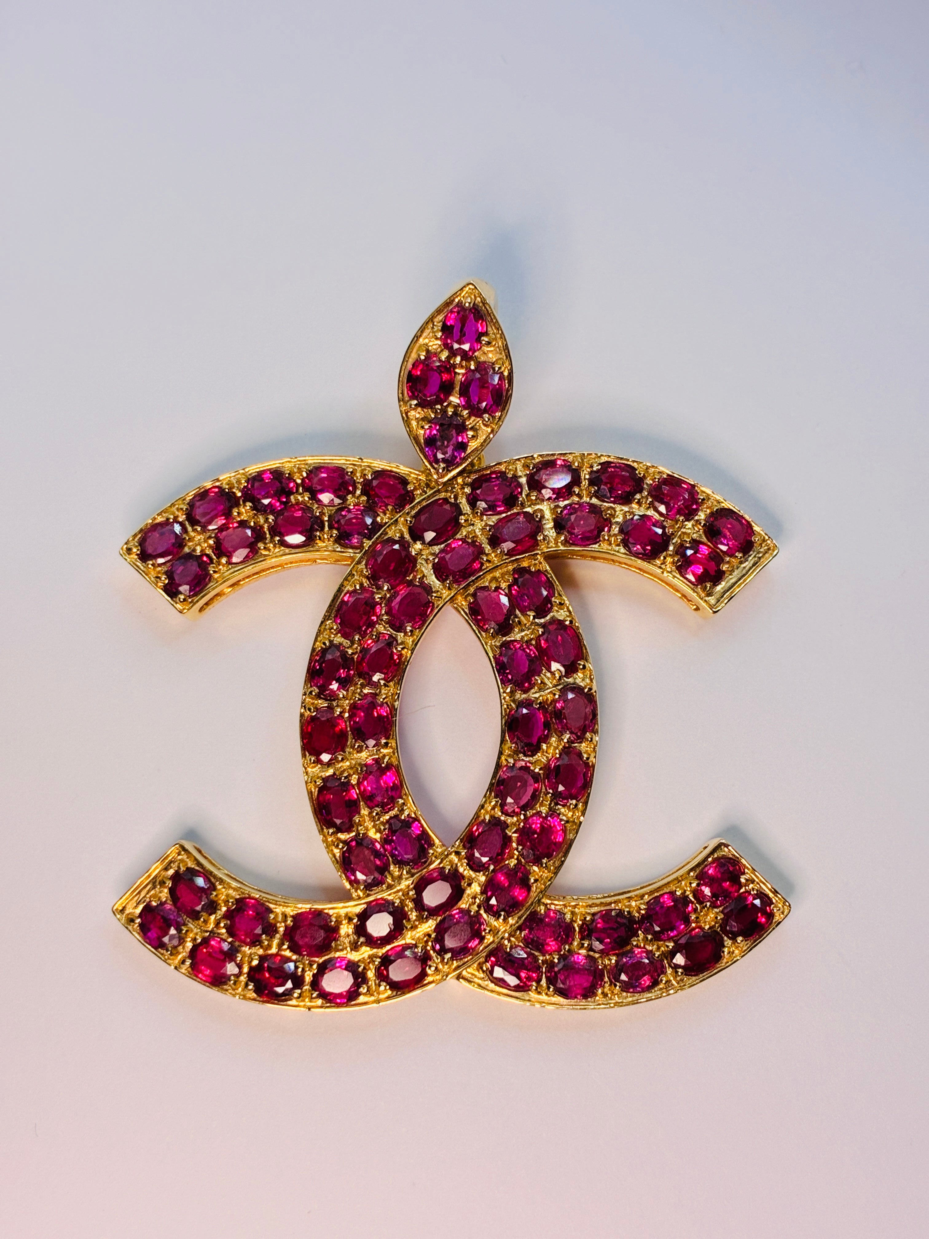 Ruby Chanel Pendant 17K Gold ( Size 1.3/4"x2")